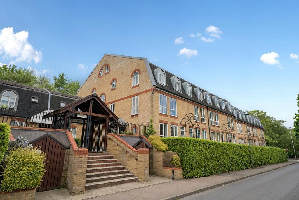 The Alders, West Wickham 3 bed flat for sale £400,000