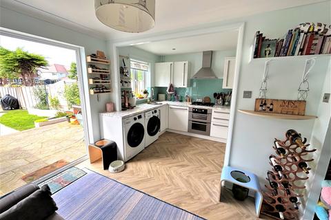 13 Flagstaff Close, Waltham Abbey, EN9 1JB