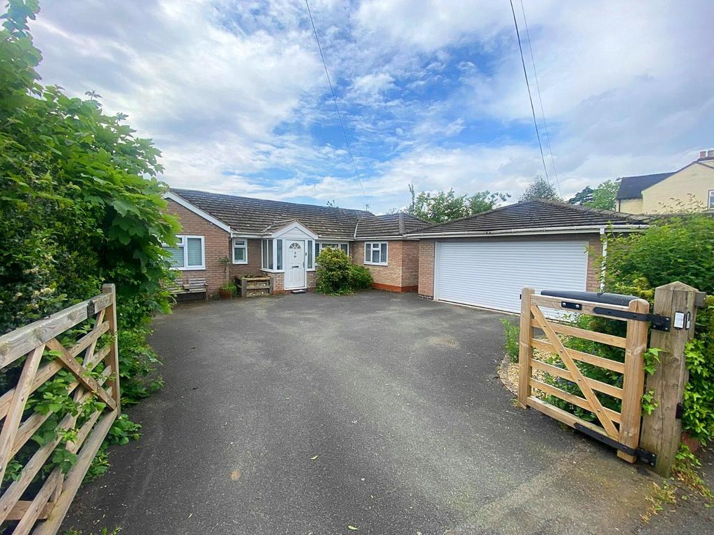 Sherwood Lane, Worcester, Worcestershire, WR2 3 bed bungalow for sale