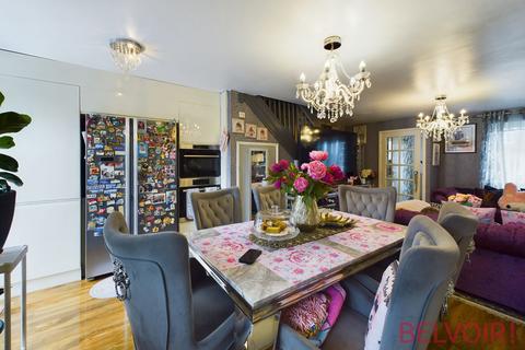 16 Beaufighter Grove, Stoke-on-trent, ST6 5XS