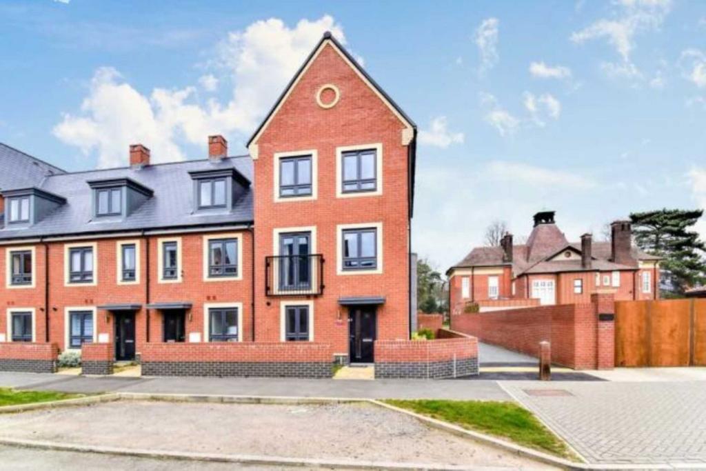 Whitmore Drive, Colchester. CO4 6BR 4 bed semidetached house £2,400
