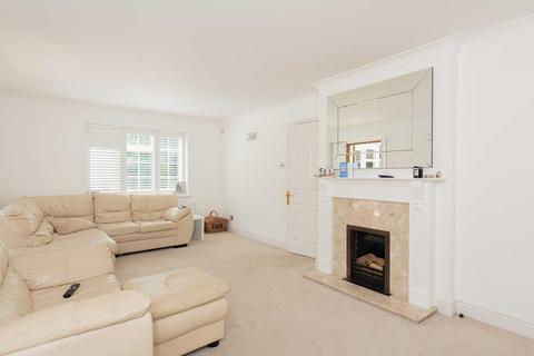 4 bedroom detached house to rent, Ripley Way, Epsom