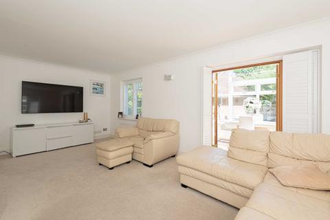 4 bedroom detached house to rent, Ripley Way, Epsom
