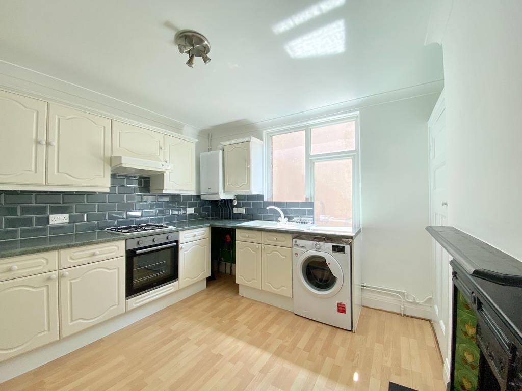 Valencia Road Worthing BN11 1 bed flat - £950 pcm (£219 pw)