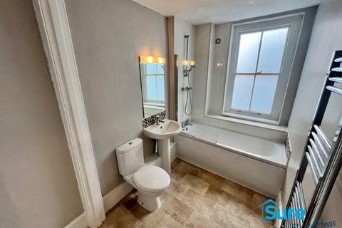 2 bedroom flat to rent, Westgate Street. GL1