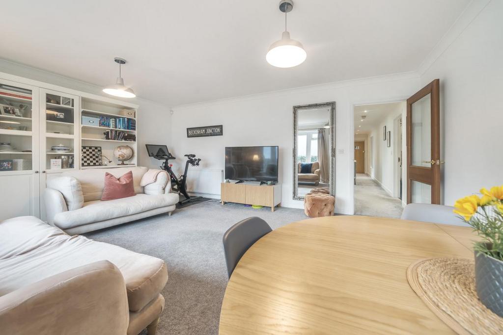 Copers Cope Road, Beckenham 2 bed flat £450,000