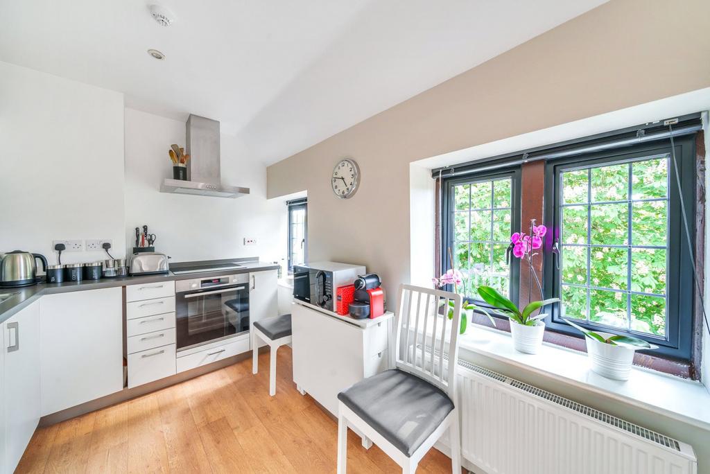 Parade, East Horsley, KT24 1 bed apartment for sale £250,000