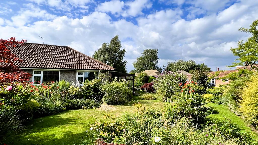 Tredgold Close, Bramhope, Leeds, West Yorkshire 2 bed bungalow for sale