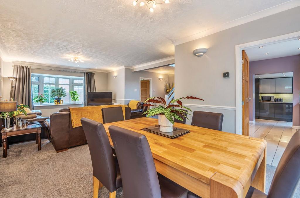 Abbots Langley, Hertfordshire WD5 4 bed detached house for sale £825,000