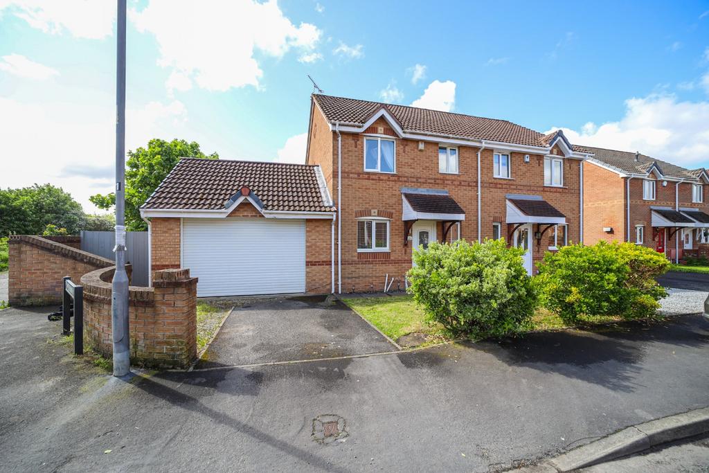Quayle Close, Haydock, St. Helens... 3 bed semidetached house £200,000
