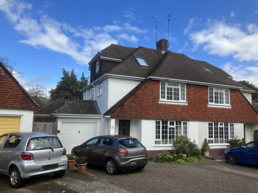 Avalon Road, Earley 4 bed semidetached house £2,500 pcm (£577 pw)
