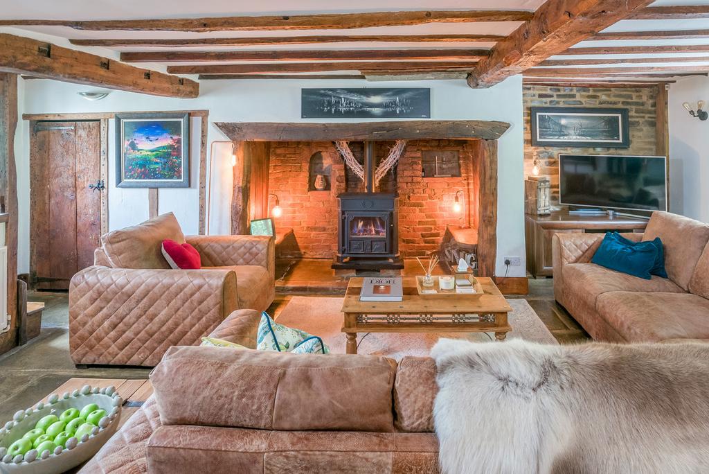 Hathaway Hamlet, StratfordUponAvon, Warwickshire CV37 9HJ 3 bed cottage for sale £900,000