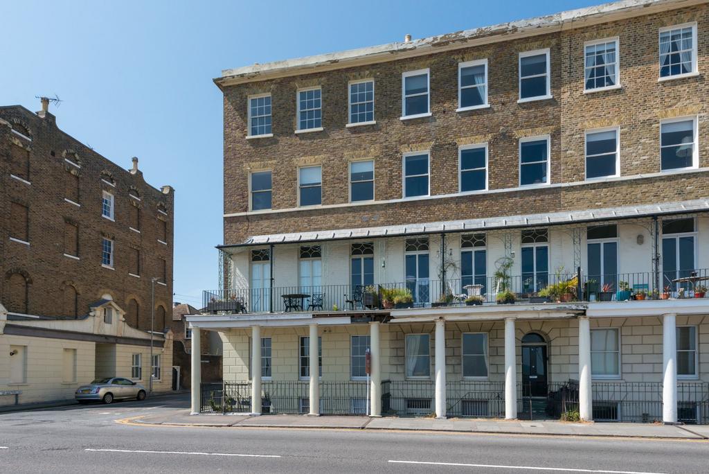 Wellington Crescent, Ramsgate, CT11 2 bed apartment for sale £210,000