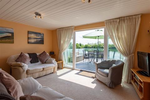 3 bedroom terraced house for sale - 18 Spring Lake, GL7 5TH