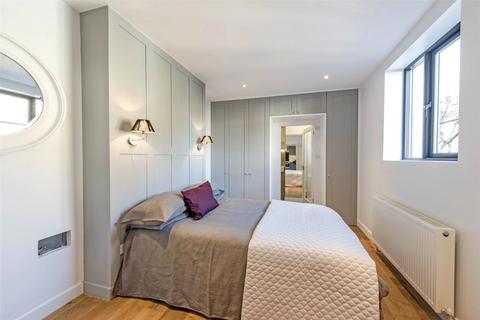 2 bedroom end of terrace house for sale - Bramfield Road, SW11