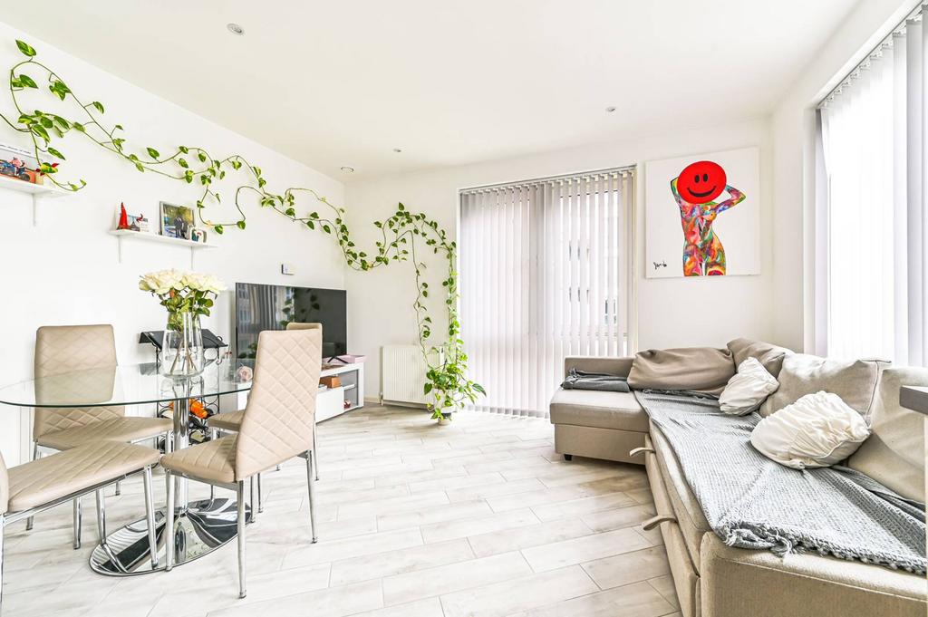 Battersea Reach, Battersea, London, SW18 1 bed flat for sale £475,000