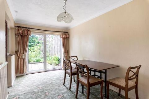 16 Chalet Close, Bexley, DA5 2EY