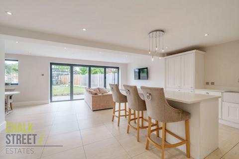 3 bedroom semi-detached house for sale - Bevan Way, Hornchurch, RM12
