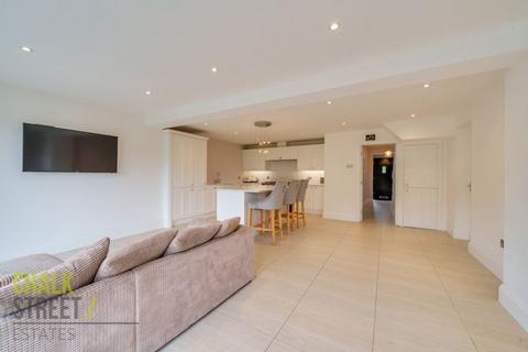 8 Bevan Way, Hornchurch, RM12 6EJ