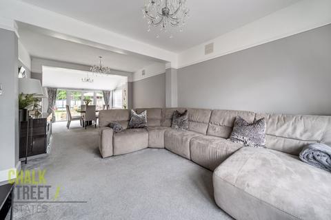 28 Parkway, Romford, RM2 5NT