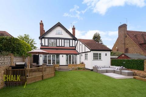 28 Parkway, Romford, RM2 5NT