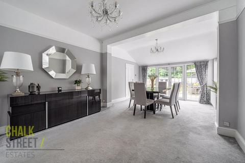 28 Parkway, Romford, RM2 5NT