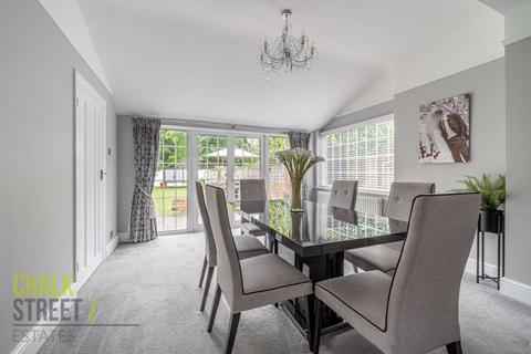 28 Parkway, Romford, RM2 5NT
