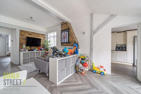 28 Parkway, Romford, RM2 5NT