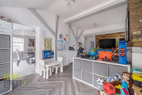 28 Parkway, Romford, RM2 5NT