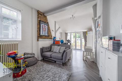 28 Parkway, Romford, RM2 5NT