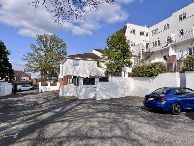 Feversham Heights, Feversham Avenue... 3 bed flat £200,000