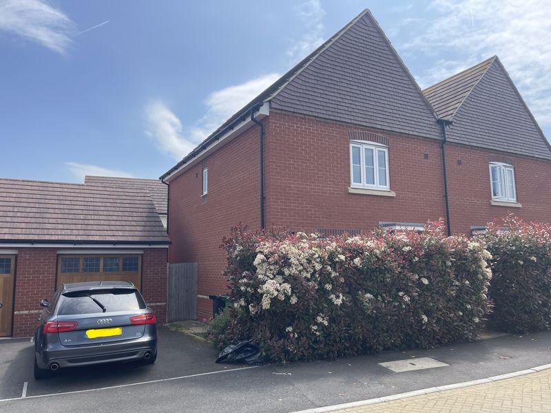 Whittington Crescent, Wantage 3 bed semidetached house £350,000