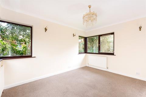 3 bedroom bungalow for sale, West Street, Buckingham, Buckinghamshire, MK18