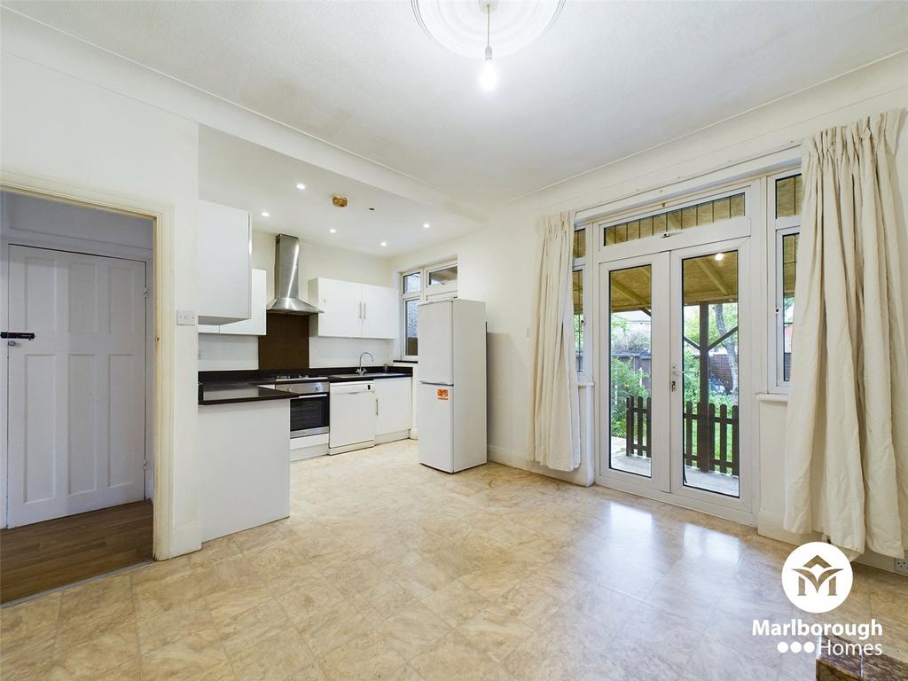 Horns Road, Newbury Park, Ilford, IG6 3 bed terraced house for sale £