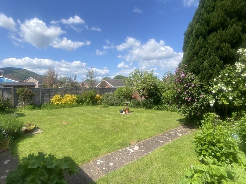 17 Teme Avenue, Malvern, Worcestershire, WR14 3 bed detached house £