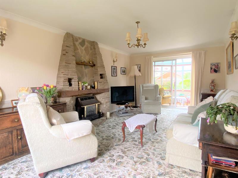 17 Teme Avenue, Malvern, Worcestershire, WR14 3 bed detached house £