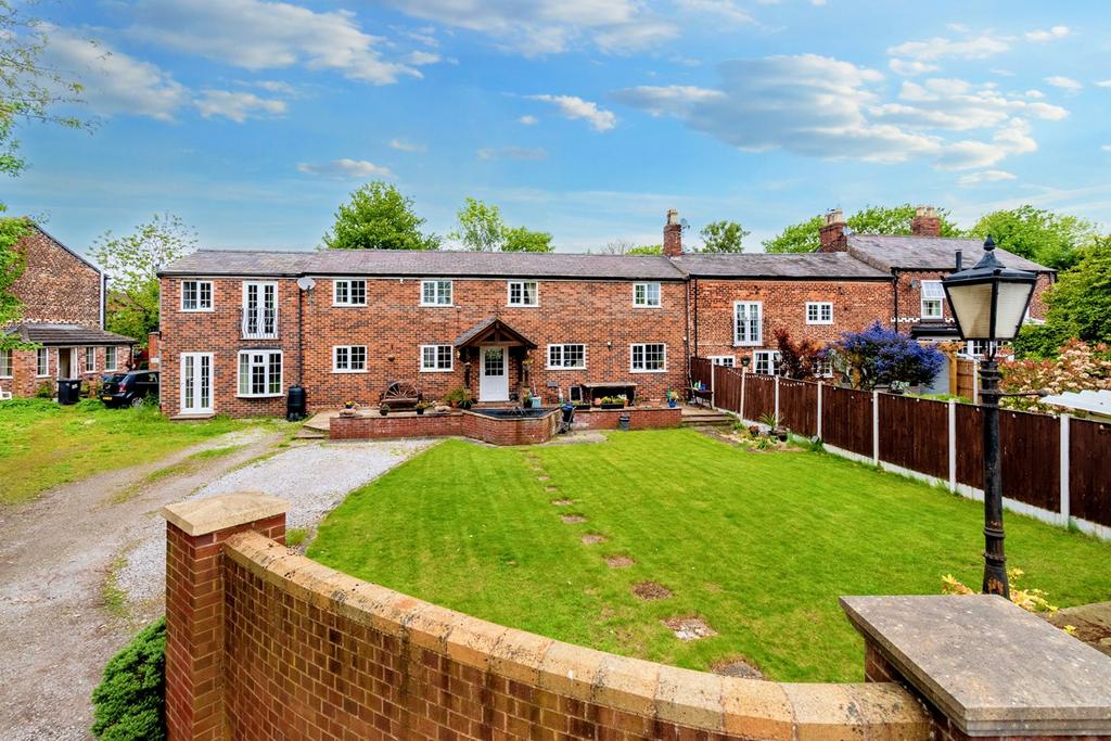 Enfield Cottage, St Andrews Close, Fearnhead, Warrington, WA2 4 bed