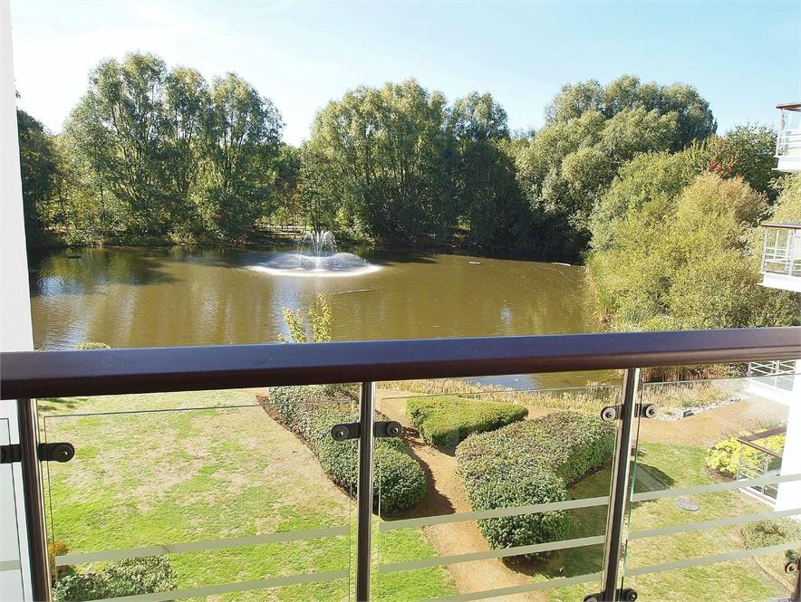 Creswell Drive, Langley Waterside, BR3 2 bed apartment for sale £575,000