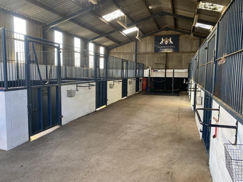 Hardwick Hall Stables Hardwick, Ellesmere, SY12 9HG Equestrian property