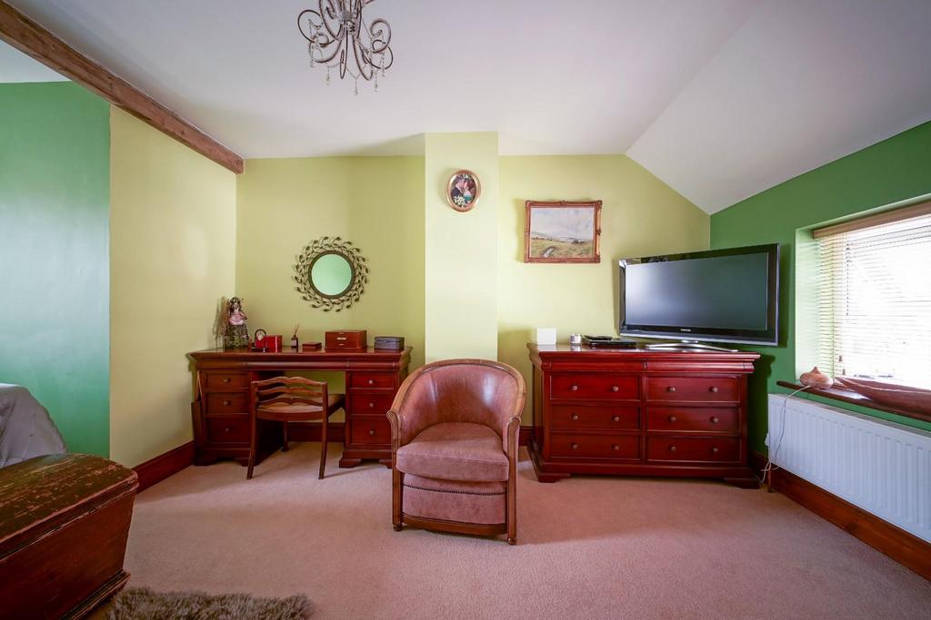 11 Master Bedroom Rainbow Cottage-8.jpg