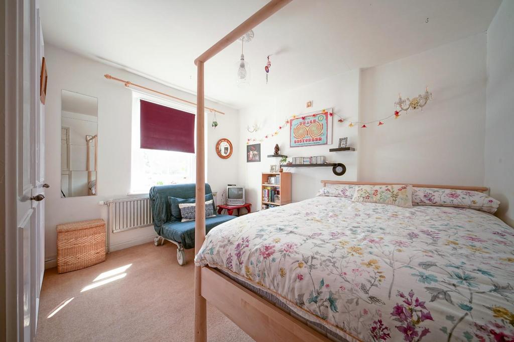 13 Bedroom1  Rainbow Cottage-3.jpg
