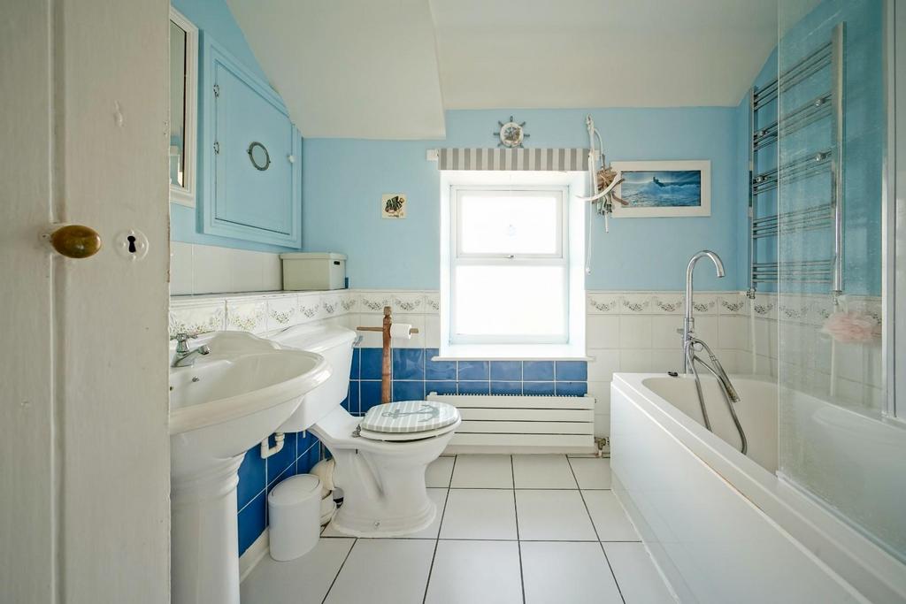 15 Bathroom 2 Rainbow Cottage-2.jpg
