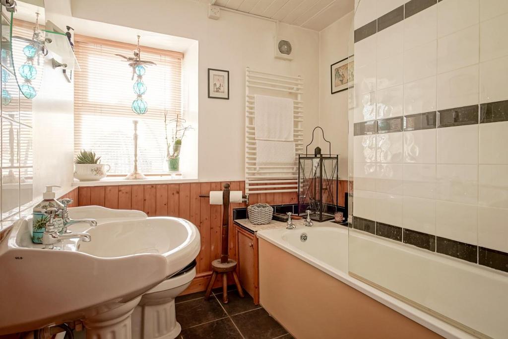 7 Bathroom1  Rainbow Cottage-3.jpg