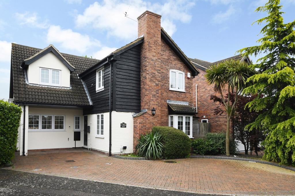 Guardian Close, Hornchurch, RM11 3 bed detached house for sale £699,995