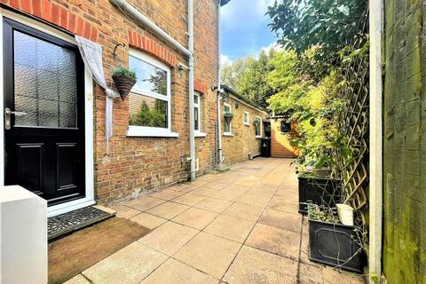 18 Riverside Road, Burnham-on-crouch, CM0 8JY