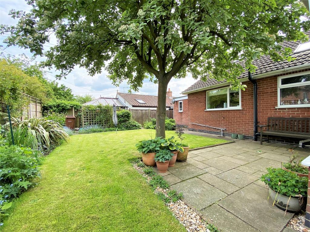 Whiteways, Low Road, Besthorpe, Newark 3 bed detached bungalow for sale