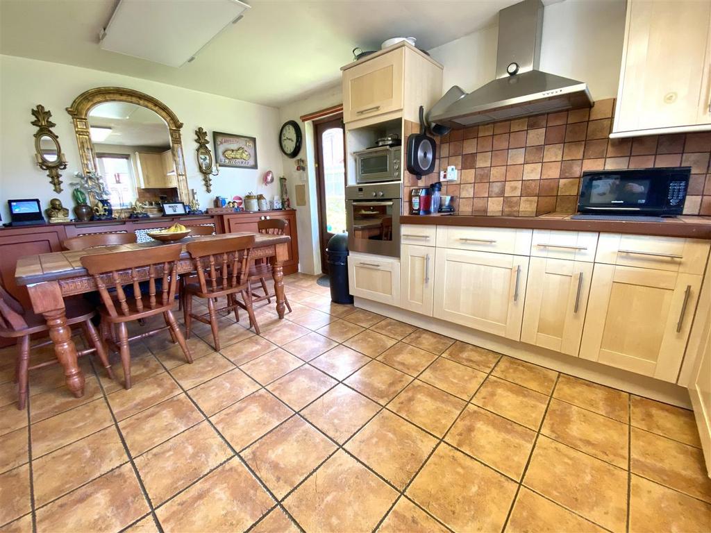 Glenburn Gardens, Shrewsbury 5 bed detached bungalow for sale £395,000