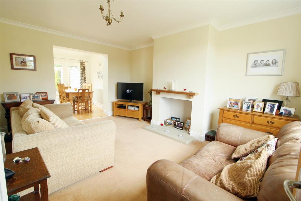 Windmill Crescent, Skelmanthorpe, Huddersfield, HD8 9EL 4 bed semi