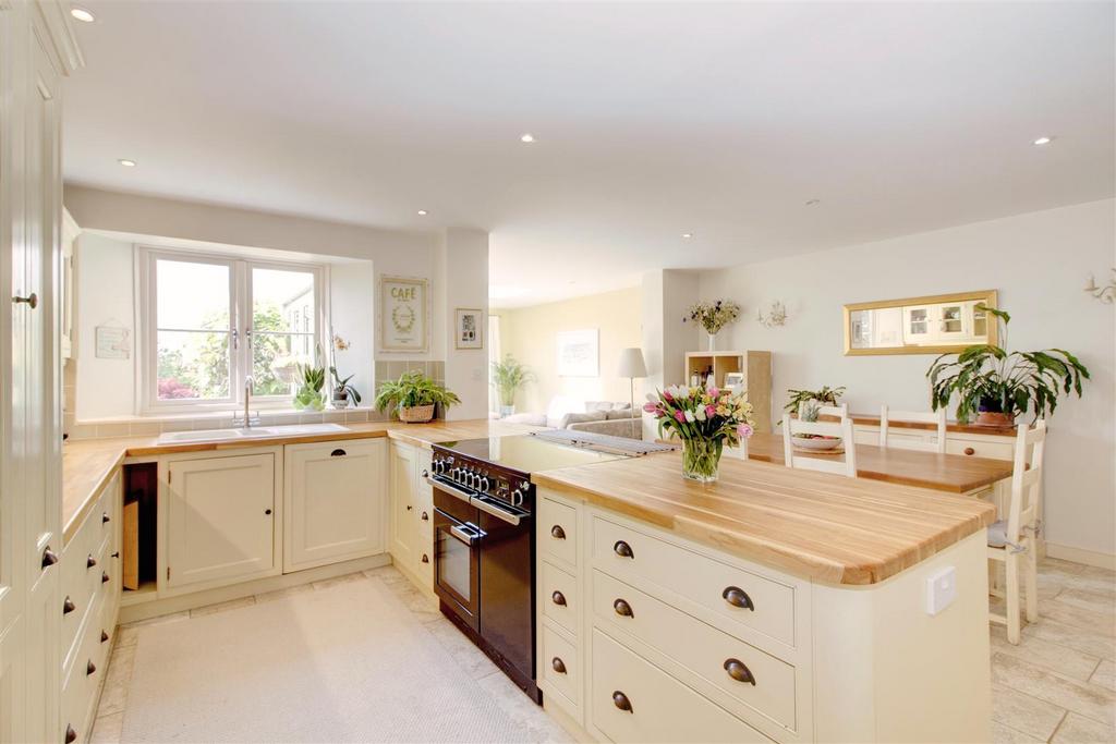 Kitchen/dining/family room