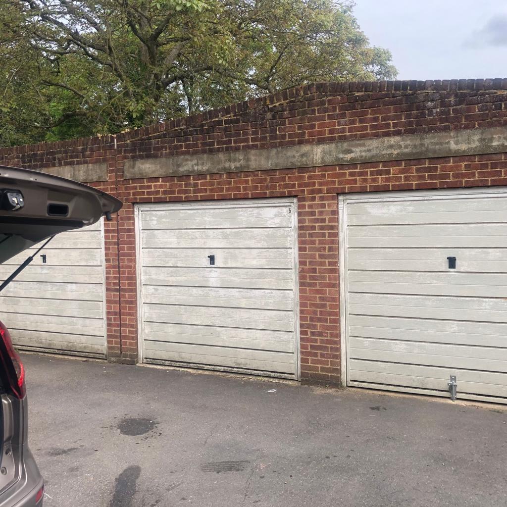 Holders Hill Road, London Garage £200 pcm (£46 pw)